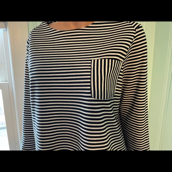 New listing *** Elle horizontal striped top b/ w xl - Picture 4 of 6
